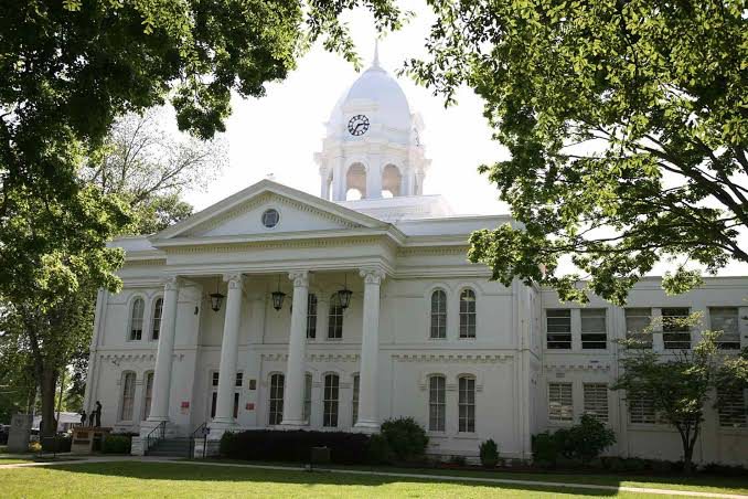 Colbert County Courthouse in Tuscumbia